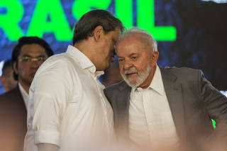 O governador Tarcísio e o presidente Lula, em Santos, durante assinatura de acordo 