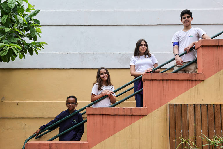 Pedro da Silva Ramos, 8, Beatriz Calixto, 9, Isadora Clemente, 13 e Gabriel D'Aurea, 12, do Colégio Peak School, na Bela Vista