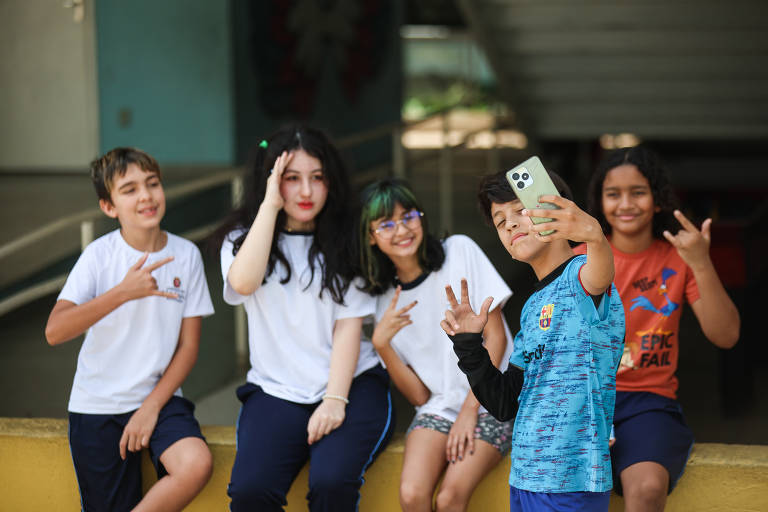 Joao Vitor, Karen Mellany, Rafaela Baldine, Kaique Libanio e Nicollas Pietro no patio da EMEF Visconde de Cairu