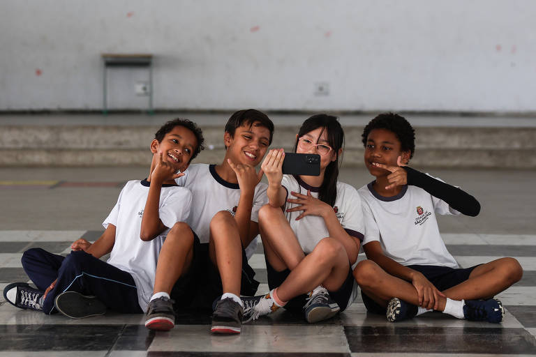 Davi Wilson, Davi Lucca, Anna Yui Ikehara e Cesar Henrique, no patio da escola