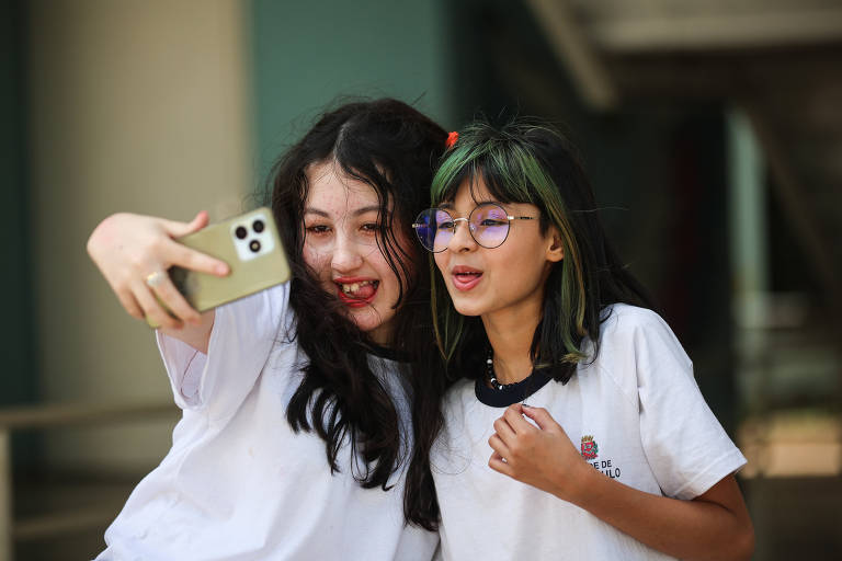 Karen Mellany, 11 e Rafaela Baldine, 11, brincam de fazer selfies