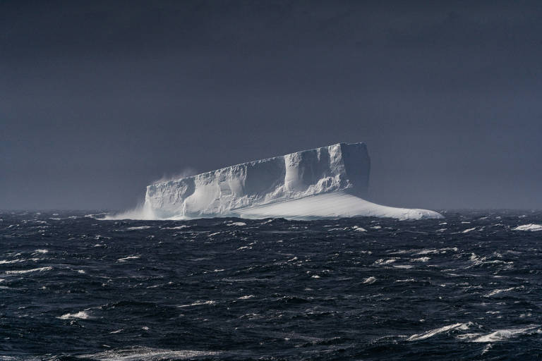 Primeiro iceberg visto pelos tripulantes, próximo a ilha Georgia do Sul