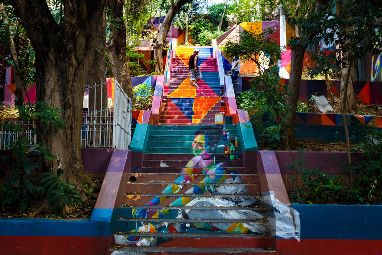 Foto mostra uma escadaria com desenhos coloridos de bailarinas