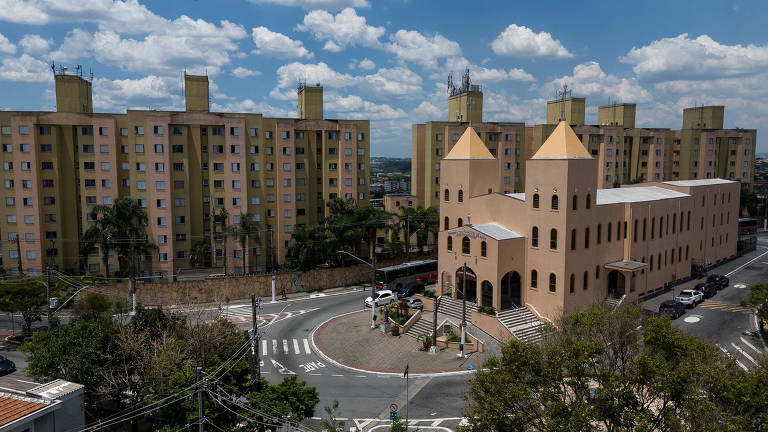 Paróquia São Francisco de Assis, cercada de edifícios