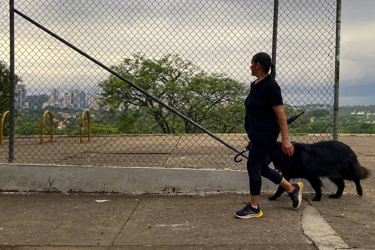 Cercamento de praça volta à pauta na cidade de SP, dividida entre segurança e livre acesso