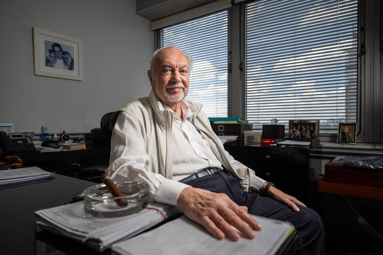 Staub ainda guarda os folhetos da época em que o iphone da Gradiente foi lançado, em 2000