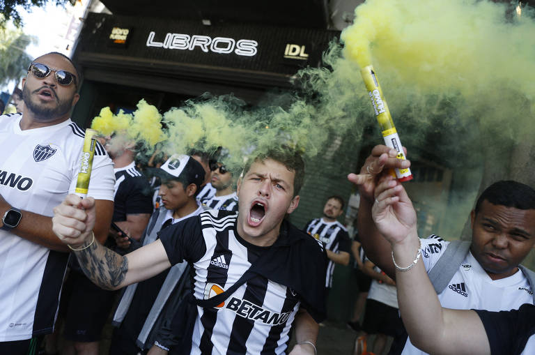 Torcedores do Atlético chegam ao estádio Más Monumental