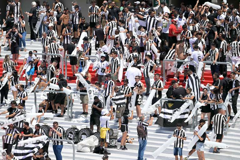 Torcedores do Botafogo chegam ao estádio Más Monumental