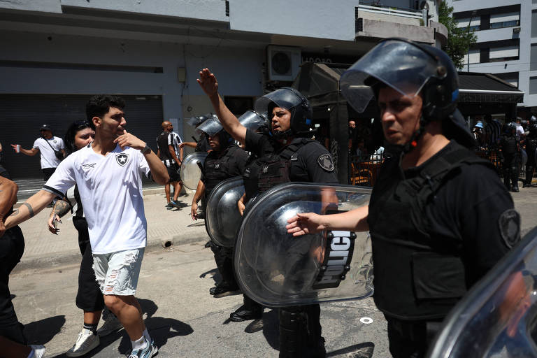 Torcedores do Botafogo chegam ao estádio Más Monumental