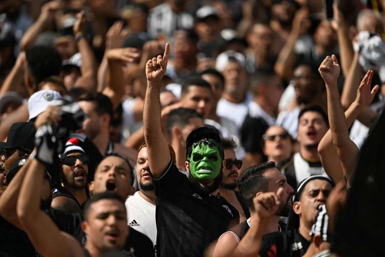 Torcedores do Atlético Mineiro antes do início da final da Copa Libertadores contra o Botafogo, no Estádio Mas Monumental em Buenos Aires, Argentina; pela quarta vez em cinco anos, a final da Copa Libertadores terá dois clubes brasileiros.