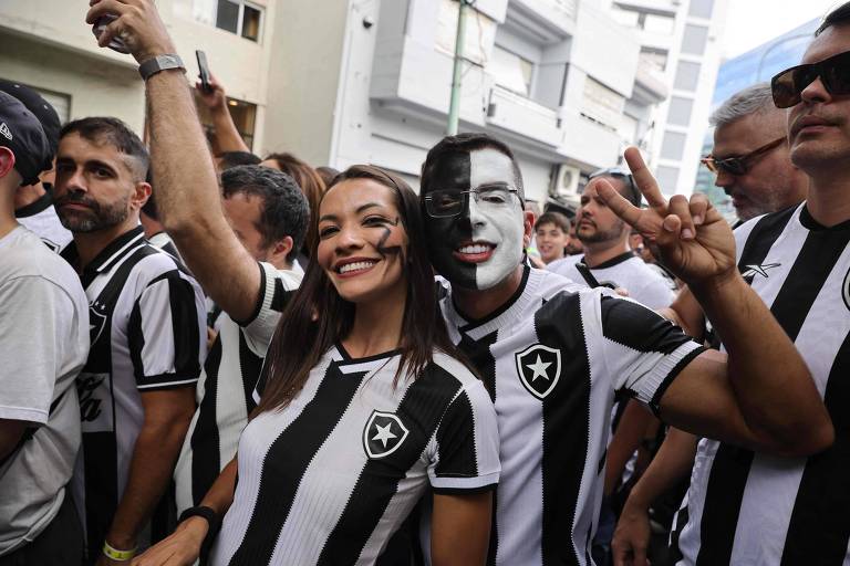 Torcedores do Botafogo no esquenta da torcida antes do início da final da Libertadores contra o Botafogo, fora do Estádio Mas Monumental em Buenos Aires, Argentina.