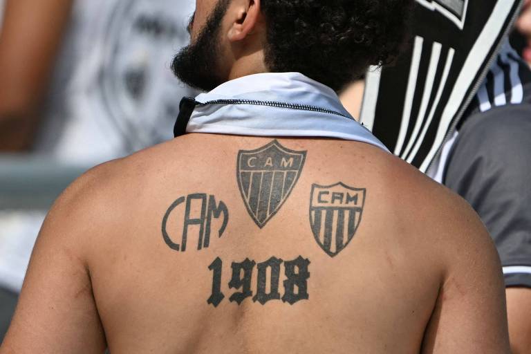 Torcedor do Atlético Mineiro antes do início da final da Copa Libertadores contra o Botafogo, no Estádio Mas Monumental em Buenos Aires, Argentina; pela quarta vez em cinco anos, a final da Copa Libertadores terá dois clubes brasileiros.