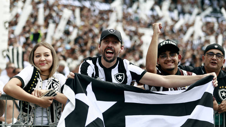 Torcedores do Botafogo antes do início da partida final da Libertadores contra o Botafogo, fora do Estádio Mas Monumental em Buenos Aires, Argentina.