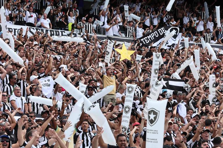 Torcedores do Botafogo antes do início da partida final da Libertadores contra o Botafogo, fora do Estádio Mas Monumental em Buenos Aires, Argentina.