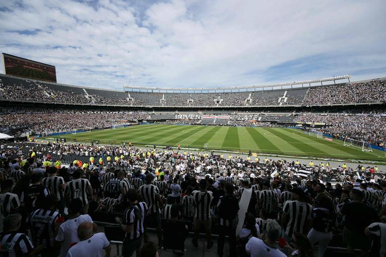 Torcedores de Atlético e Botafogo tomam as arquibancadas do Más Monumental