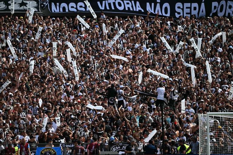 Torcedores do Botafogo nas arquibancadas do Más Monumental