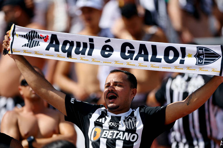 Torcedor do Atlético Mineiro antes do início da final da Copa Libertadores contra o Botafogo, no Estádio Mas Monumental em Buenos Aires, Argentina; pela quarta vez em cinco anos, a final da Copa Libertadores terá dois clubes brasileiros.