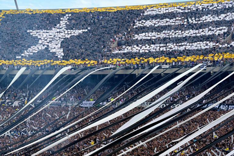 Torcedores do Botafogo fazem mosaico com o símbolo do time no Estádio Mas Monumental em Buenos Aires, antes do início da final da Libertadores contra o Botafogo na Argentina.