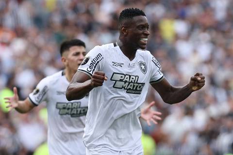 Botafogo's forward #07 Luis Henrique celebrates after scoring his team first goal during the Copa Libertadores final football match between Brazilian teams Atletico Mineiro and Botafogo at the Mas Monumental Stadium in Buenos Aires on November 30, 2024. (Photo by Alejandro PAGNI / AFP)