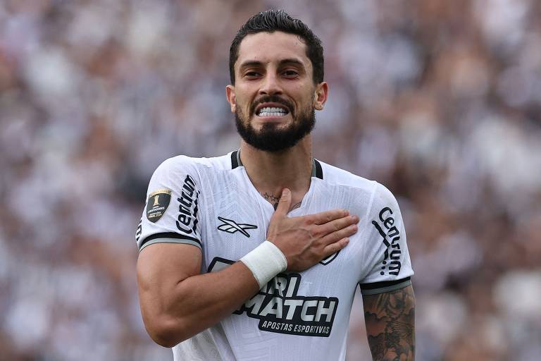 Alex Telles celebra segundo gol do Botafogo, marcado no primeiro tempo