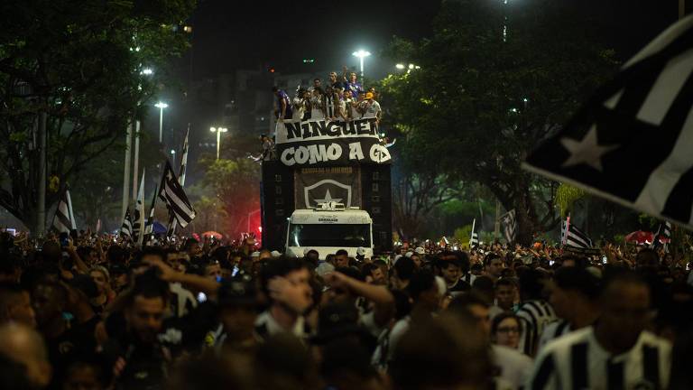 Torcedores cercam ônibus do Botafogo na chegada ao Rio de Janeiro um dia após a conquista da Libertadores; multidão recebe jogadores para comemorar o título neste domingo (1º) na praia de Botafogo.