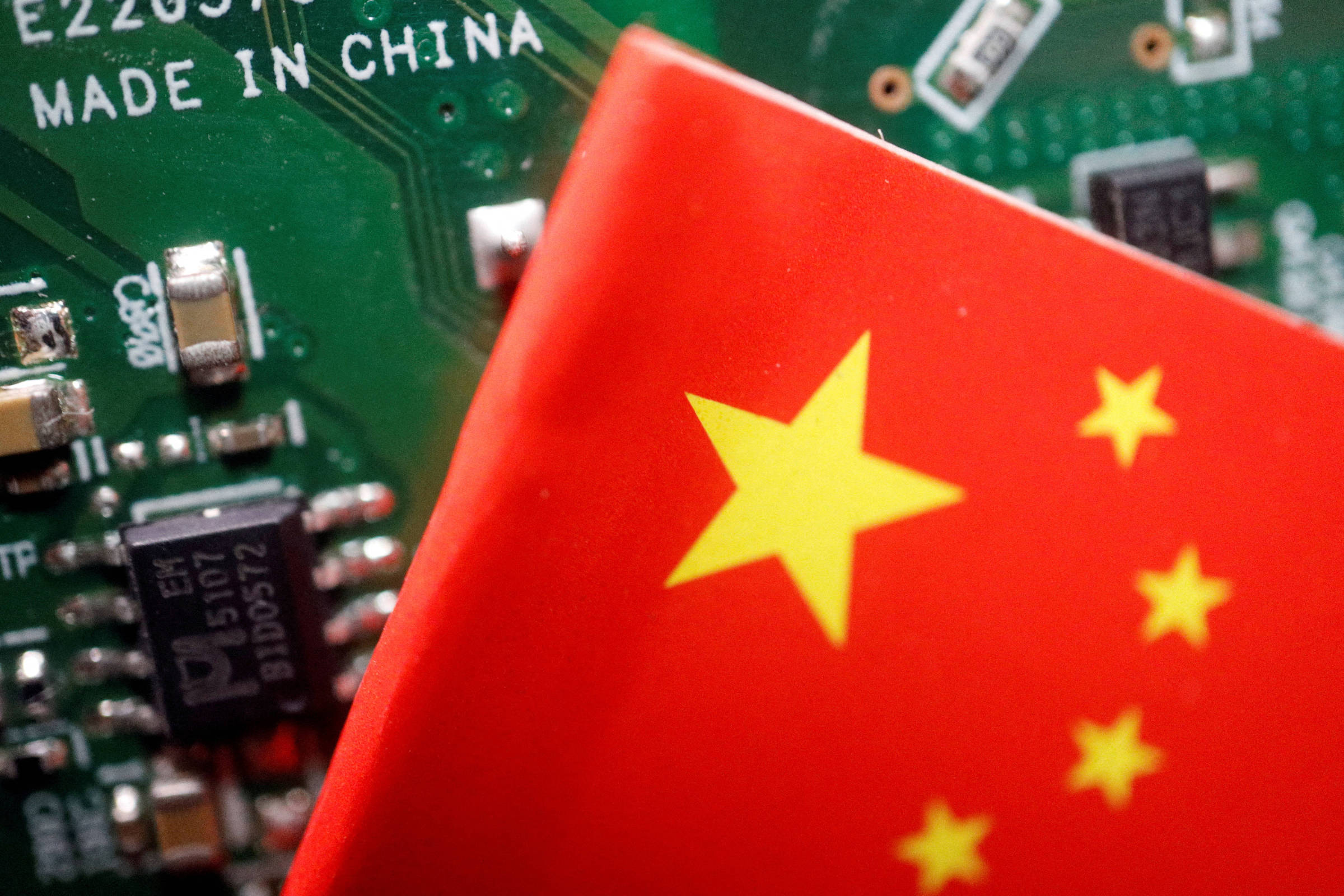 EUA anunciam novas restrições às exportações de chips de IA; China reage