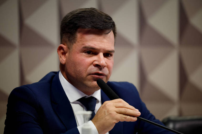 O ex-diretor-geral da Polícia Rodoviária Federal Silvinei Vasques e secretário de Desenvolvimento Econômico de São José (SC); é acusado de interferir no processo eleitoral de 2022 para evitar possíveis eleitores de Lula a chegarem em suas seções eleitorais