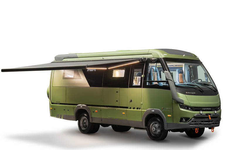 Motorhome Marcopolo Nomade com a cobertura retrátil aberta