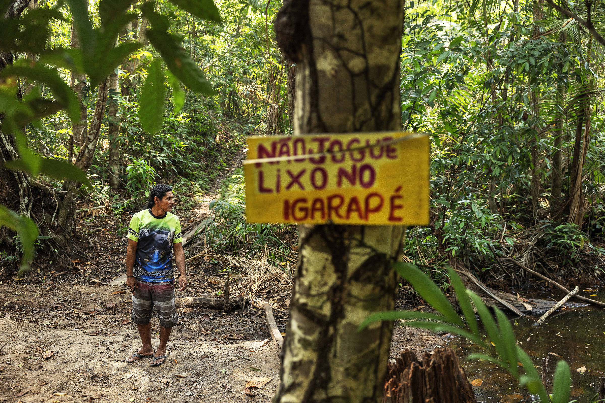 Cacique kumaruara observa leito seco de igarapé