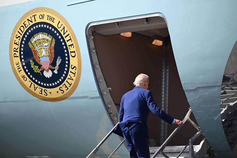 Homem idoso sobe escada de avião presidencial