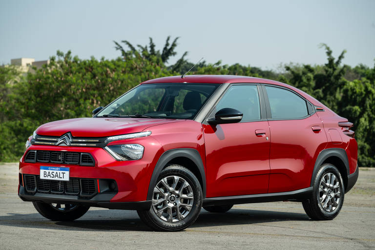 Citroën Basalt Feel vermelho em foto que mostra a frente e a lateral