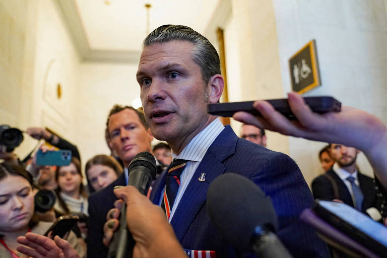 Escolhido por Trump para Defesa， Pete Hegseth， durante entrevista no Capitólio， em Washington