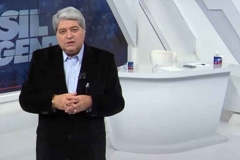 O apresentador José Luiz Datena ao anunciar na TV nesta quinta-feira (30) sua desistência de concorrer ao Senado em 2022