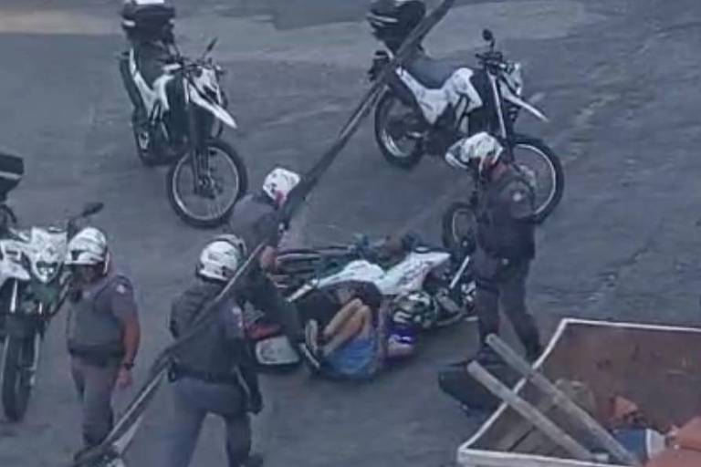 Um grupo de policiais militares agrediu com socos, chutes e golpes de cassetetes um motociclista na zona norte de São Paulo