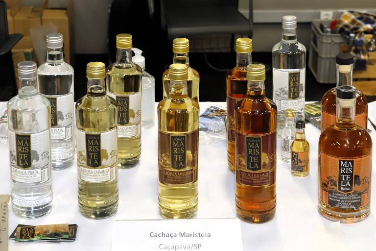 Rótulos de cachaça expostos durante concurso de cachaças promovido pelo governo do Estado de São Paulo