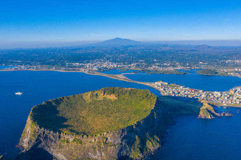 Vista do Seongsan Ilchulbong, na ilha de Jeju (Jeju Island), na Coreia do Sul