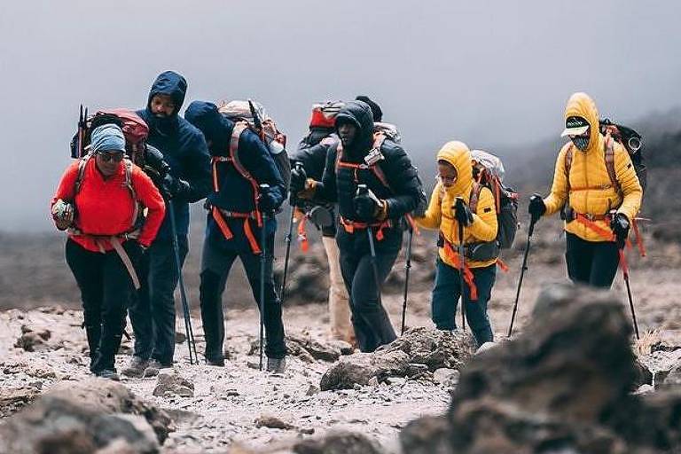 O grupo da Expedição Sankofa nas trilhas do Kilimanjaro， mais alta montanha da África