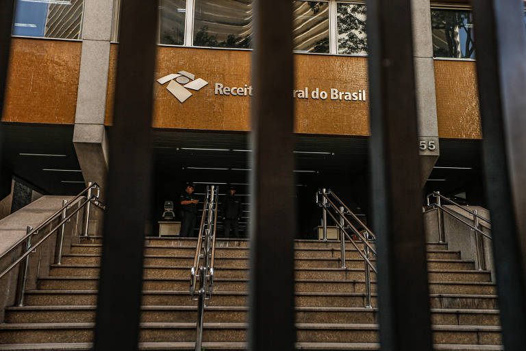 Mais longa greve de auditores da Receita prossegue, mesmo após 1ª reunião com governo
