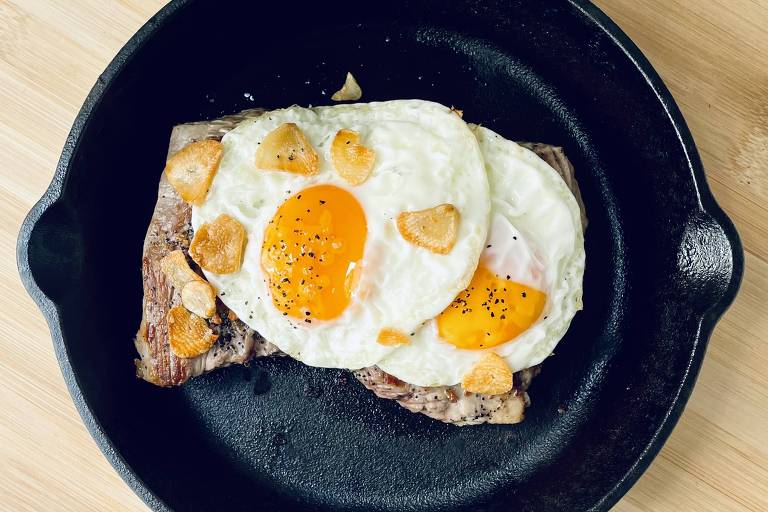 Frigideira com ovo e carne