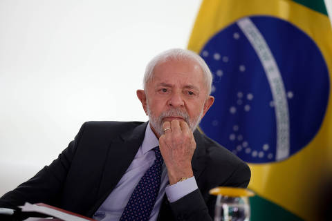 BRASÍLIA, DF, 27.11.2024: O presidente Lula, acompanhado dos ministros Fernando Haddad (Fazenda) e Paulo Teixeira (Desenvolvimento Agrário), durante evento de sanção de lei que facilita o crédito para a agricultura familiar. No Palácio do Planalto. (Foto: Pedro Ladeira/Folhapress)