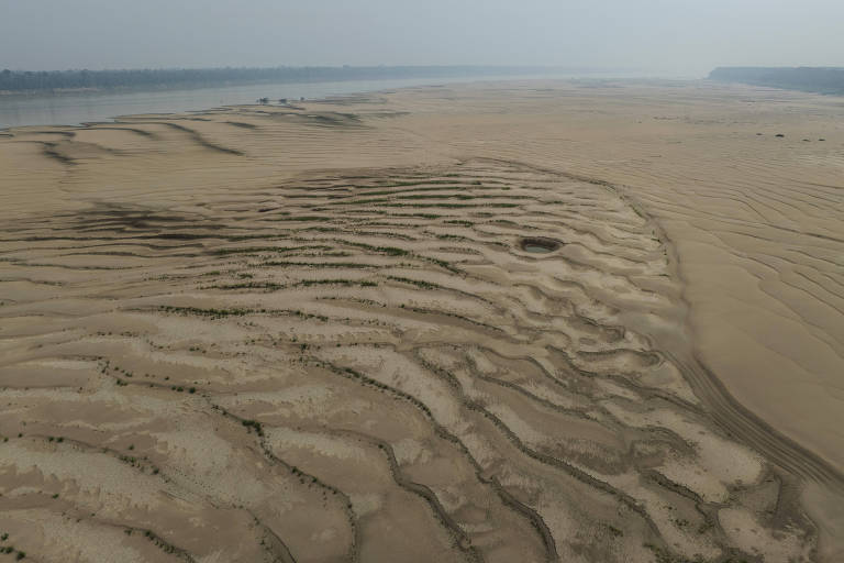 Vista de drone de rio seco, cheio de areia