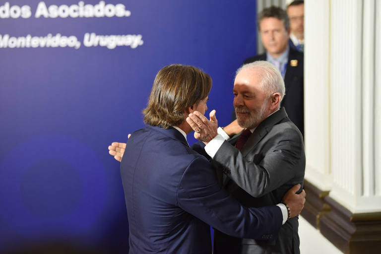 Os presidentes Luis Lacalle Pou (Uruguai) e Lula (Brasil) se abraçam na entrada para o encontro