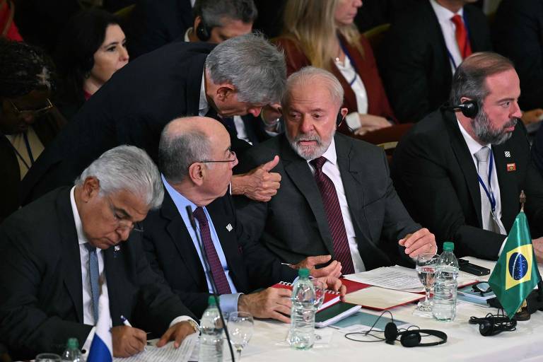 Durante a cúpula de chefes de Estado, o presidente Lula fala com auxiliares e ministros antes de discursar para seus pares, quando fez forte defesa do meio ambiente