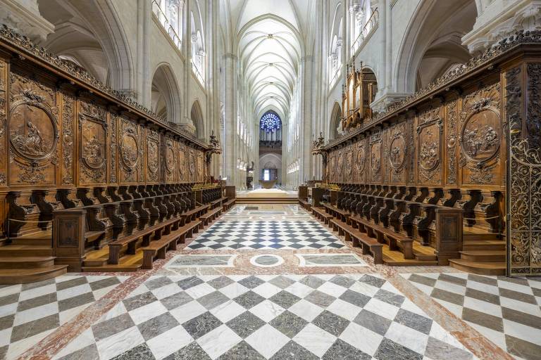 Interior de Notre Dame na véspera de sua reinauguração; igreja passou por reforma após grande incêndio destruir porções do edifício