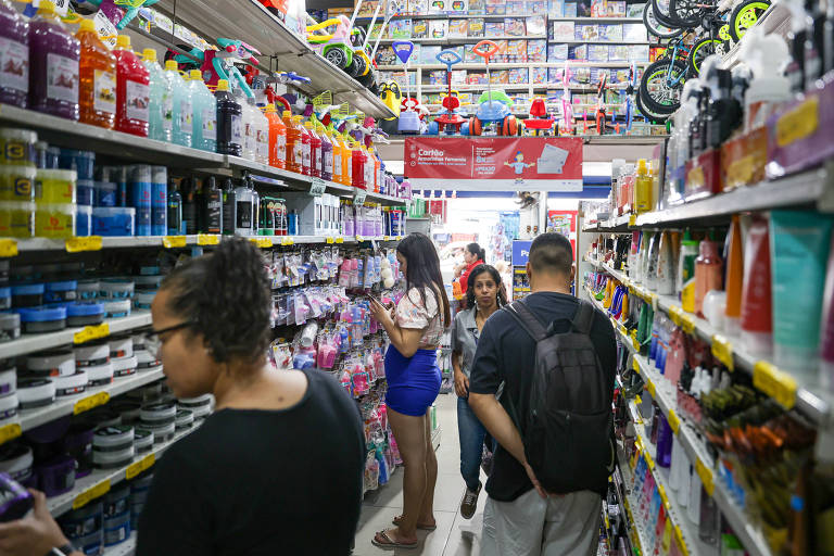 Imagem mostra consumidores fazendo compras em loja em São Paulo