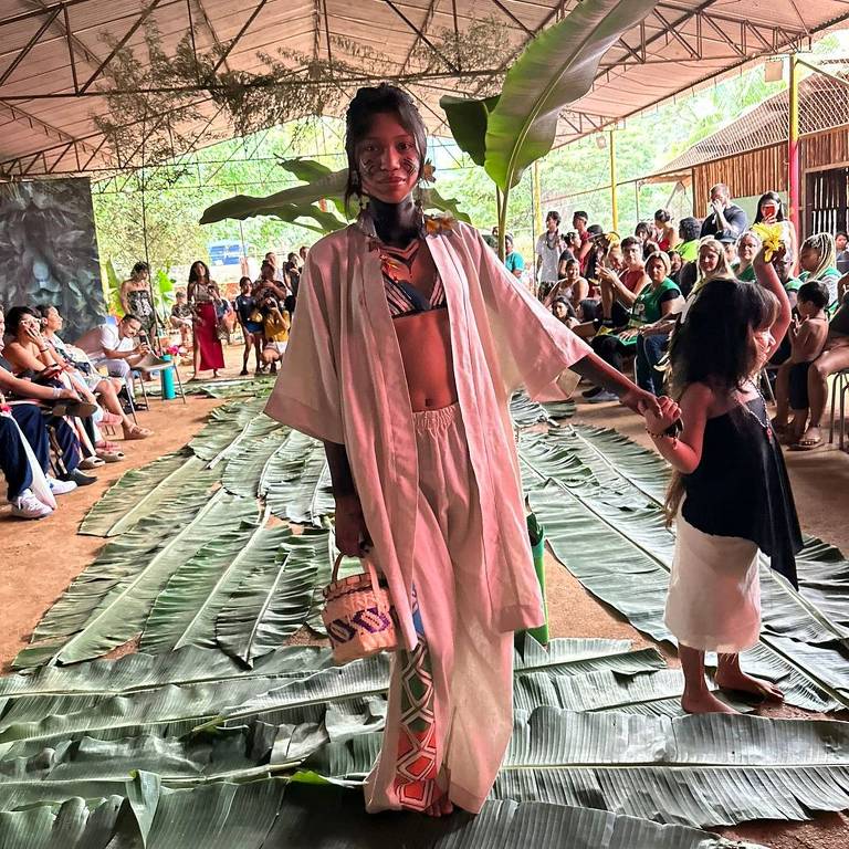 Desfile no evento Beleza Indígena, em São Paulo