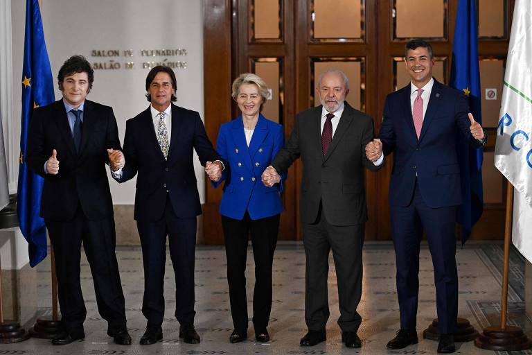 Javier Milei (Argentina), Luis Lacalle Pou (Uruguai), Ursula von der Leyen (União Europeia), Luiz Inácio Lula da Silva e Santiago Peña (Paraguai), durante cúpula do Mercosul, em Montevidéu, onde foram concluídas as negociações para o acordo entre UE e Mercosul