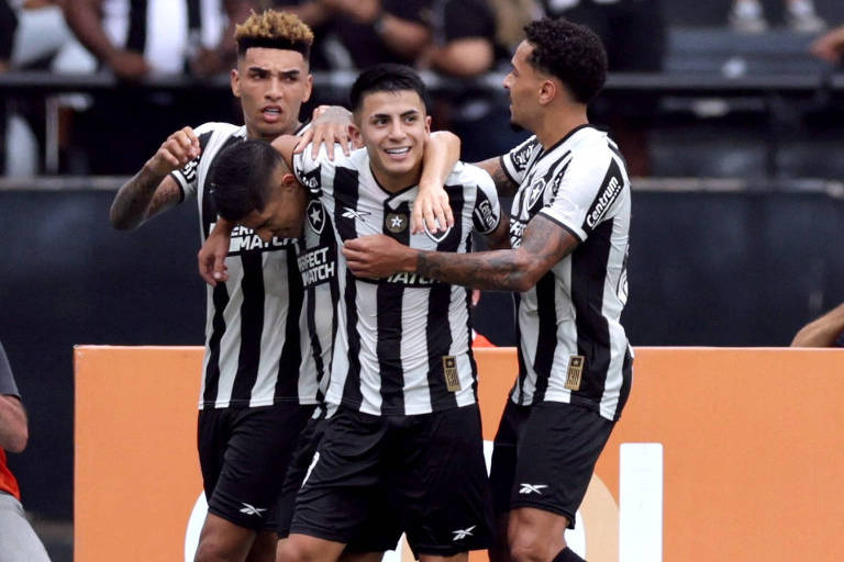 Savarino é abraçado por seus companheiros no Botafogo após abrir o placar contra o São Paulo