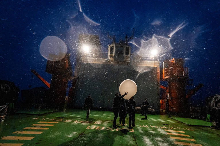 Pesquisadores soltam balão meteorológico de dentro do navio que pretende fazer maior circum-navegação na Antártida