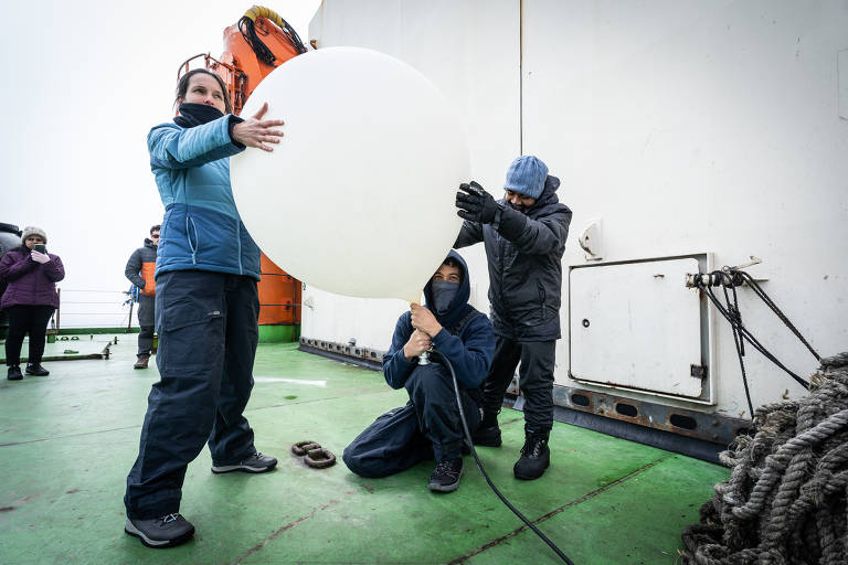 Pesquisadores soltam balão meteorológico de dentro do navio que pretende fazer maior circum-navegação na Antártida